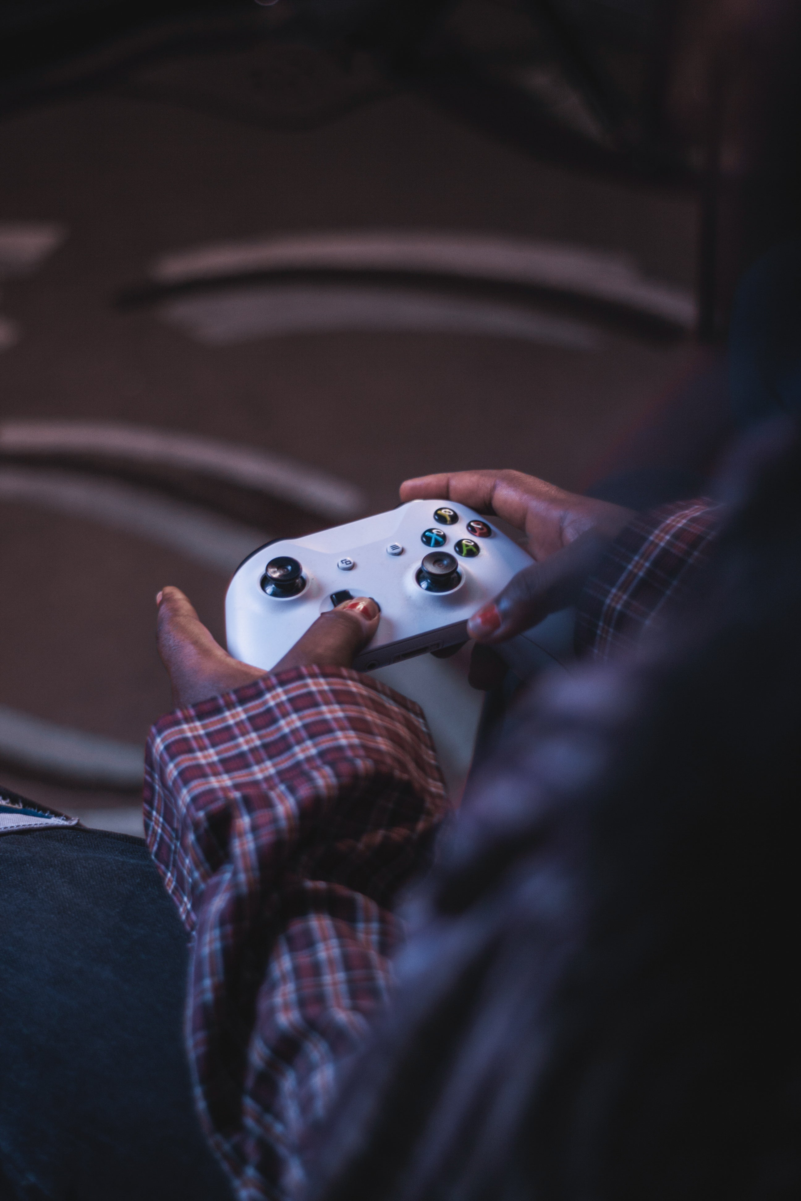 files/hands-hold-a-video-game-controller.jpg